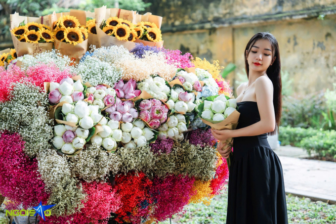 Khách check-in với xe hoa trên phố Phan Đình Phùng. Ảnh: Tùng Đinh