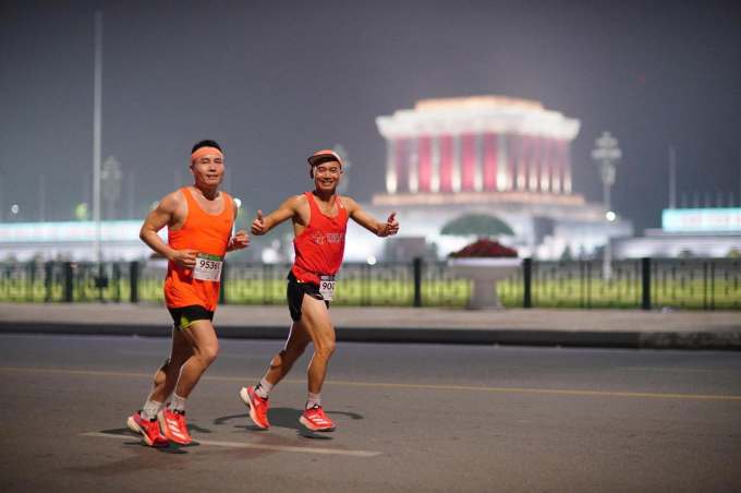 VĐV tận hưởng vẻ đẹp của Thủ đô về đêm tại VM Hanoi Midnight 2024. Ảnh: VnExpress Marathon