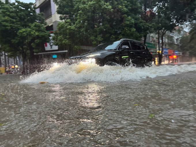 Nước ngập ở khu đô thị Xala phường Hà Đông. Ảnh: Thanh Hải
