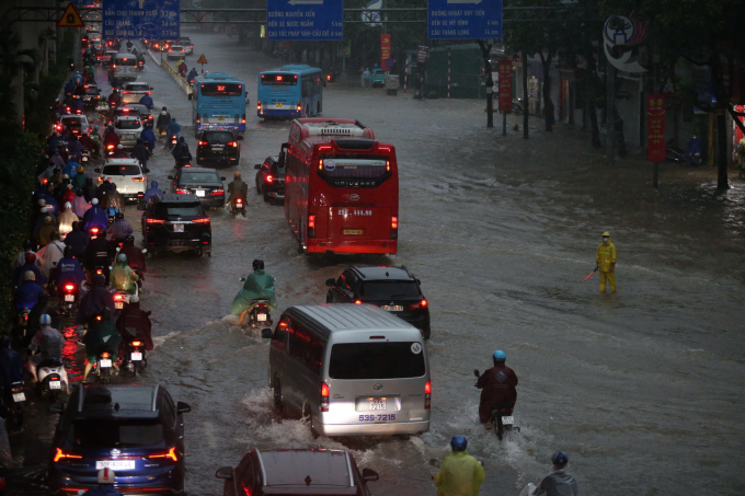 Nguyễn Trãi, phường Thanh Xuân có điểm ngập sâu tới 1m sau hoàn lưu bão Matmo. Ảnh: Phạm Chiểu