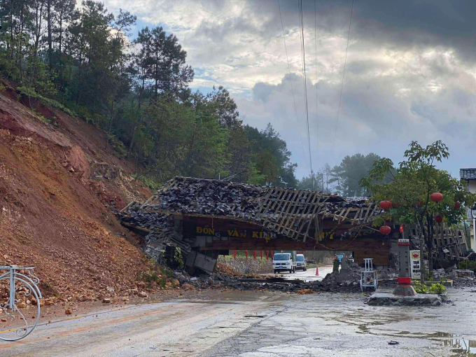 Cổng chào ở Đồng Văn sập sáng 8/10. Ảnh: UBND xã Đồng Văn