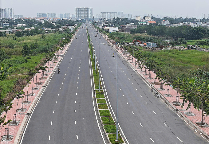 Hiện trạng đường song hành quốc lộ 50 nhiều đoạn đã hoàn thành, thông xe, tháng 9/2025. Ảnh: Đình Văn