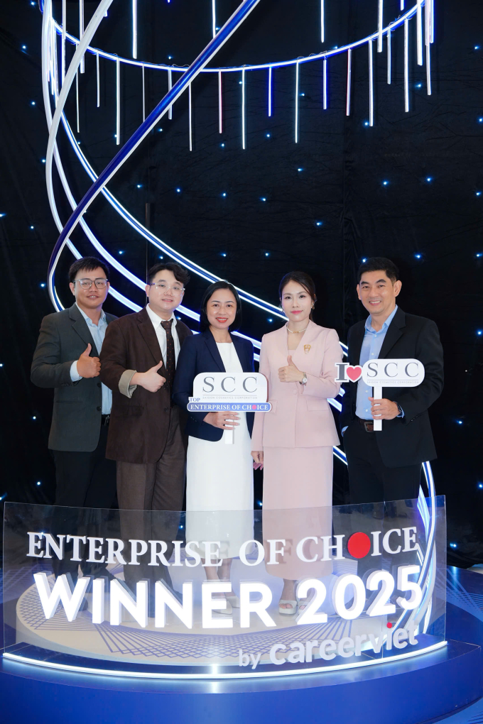 Nhân sự công ty tại lễ trao giải. Ảnh: SCC