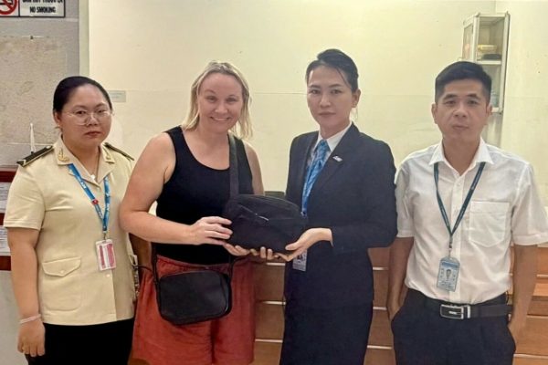 Nhân viên vệ sinh máy bay trả lại tiền cho khách Australia bỏ quên