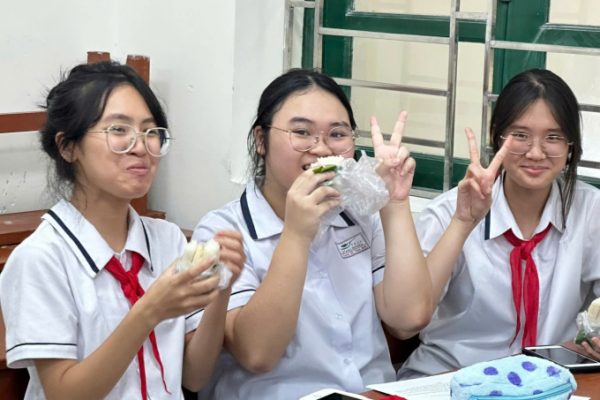 Mưa lụt: Trường mua 1.300 suất ăn cho học sinh