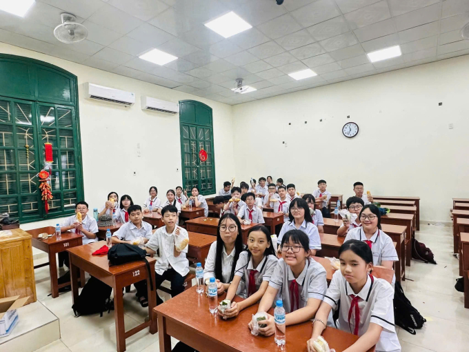1.300 suất ăn được nhà trường huy động chuẩn bị để học sinh không phải về trong khi mưa lụt. Ảnh: Xuân Hoa