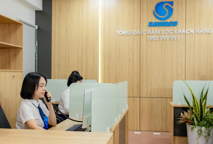Tổng đài viên đang nhận cuộc gọi từ khách hàng. Ảnh: Sawaco