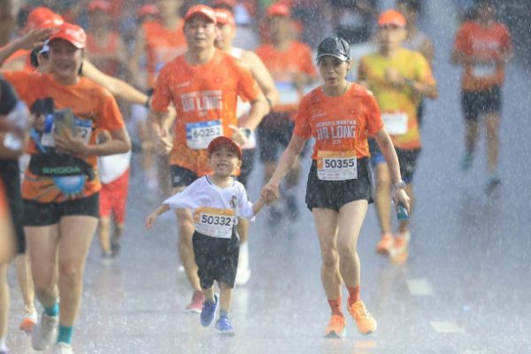 vRace: Giải chạy bộ, đạp xe gây quỹ hỗ trợ vùng lũ lụt