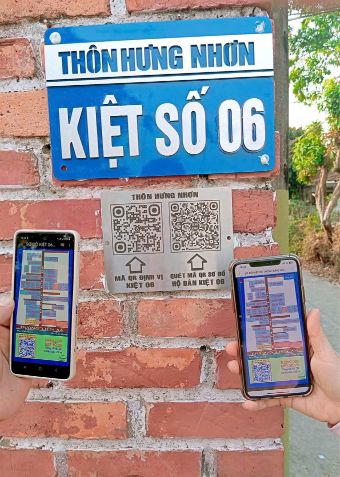 Người đến thôn Hưng Nhơn chỉ cần quét mã QR ở đầu kiệt để tìm vị trí các hộ dân trong kiệt, từ tháng 4/2025. Ảnh: Leo