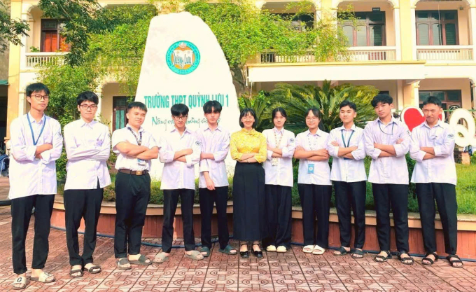 Hiếu (thứ tư từ trái sang) và cô giáo, bạn bè trong đội tuyển Vật lý, trường THPT Đô Lương 1, Nghệ An. Ảnh: Nhân vật cung cấp