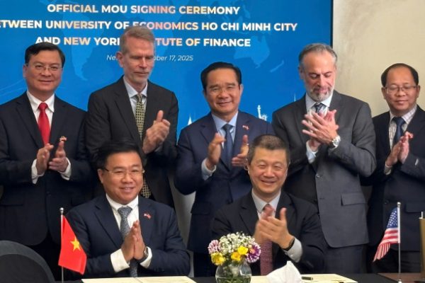 Phố Wall ‘lò luyện’ nhân sự tài chính cho trung tâm tài chính