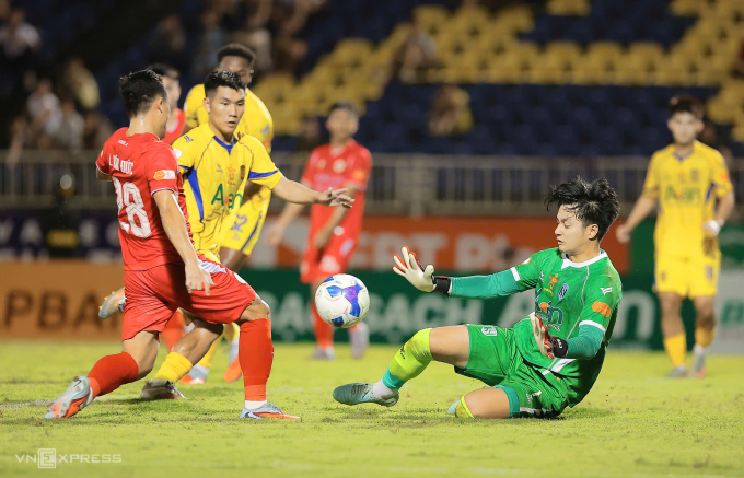 SLNA (áo vàng) hòa Công an Hà Nội (áo đỏ) 1-1 ở vòng 7 V-League 2025-2026, trên sân Vinh, Nghệ An ngày 18/10/2025. Ảnh: Xuân Thủy