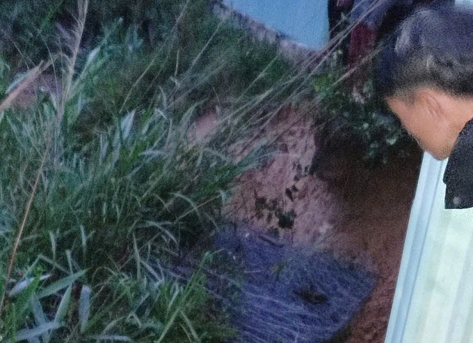 Vết sụt đất ở taluy âm đã tiến sát nhà dân ở nóc Kon Pin. Ảnh: Công an cung cấp