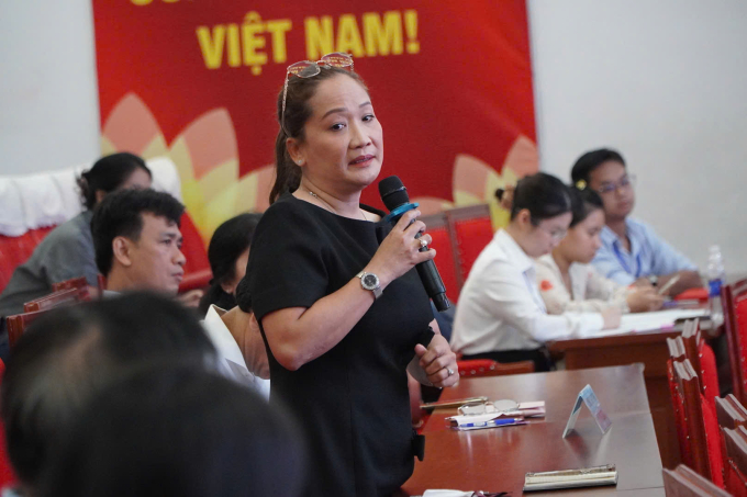 Phụ huynh nêu ý kiến tại buổi đối thoại. Ảnh: Lệ Nguyễn