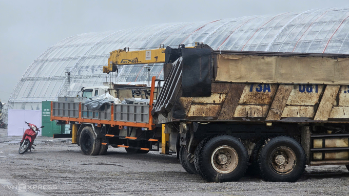 Nhà chồng Đỗ Thị Hà dùng nhiều xe tải chắn gió cho rạp cưới - 1