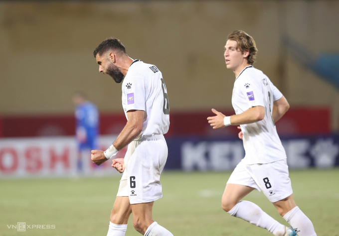 Trung vệ Macarthur Tomislav Uskok (trái) mừng bàn gỡ 1-1 ở phút 76. Ảnh: Hoàng Huynh