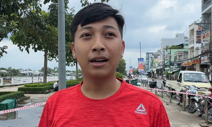 Anh Khoa kể lại sự việc hai cháu trai bị điện giật. Ảnh: An Bình
