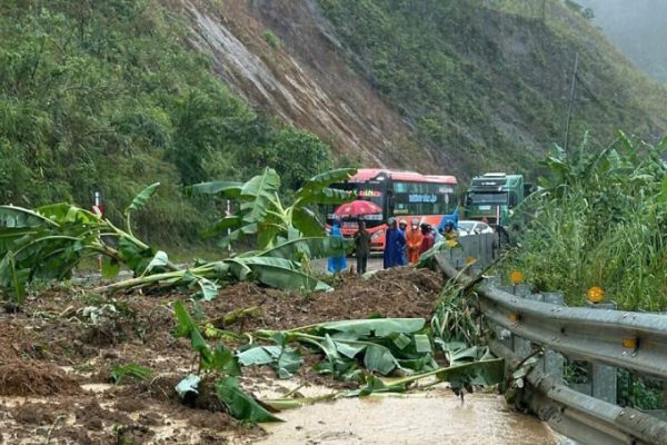 Đèo Lò Xo: Sạt lở gây tê liệt giao thông!