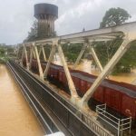 Huế: Giải cứu thành công hai đoàn tàu chở đá khỏi cầu đường sắt