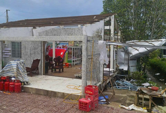 Một căn nhà bị lốc thổi tung mái. Ảnh: Minh Bằng