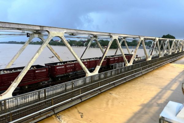 Lũ sông Hương: Tàu chở đá trấn giữ cầu đường sắt an toàn