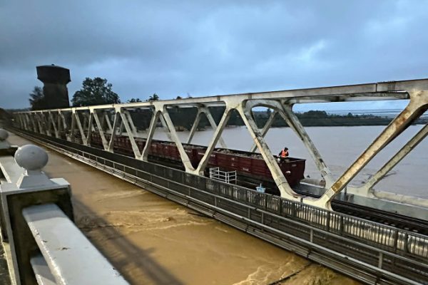 Huế: Giải tỏa tàu chở đá khỏi cầu đường sắt