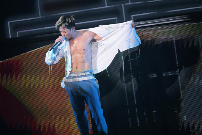 Quách Phú Thành khoe cơ bụng trên sân khấu. Ảnh: Xiao Mei Studio