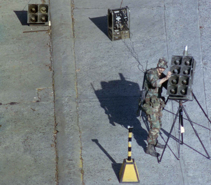 Lính Mỹ chĩa loa công suất lớn vào tòa đại sứ Vatican ở Panama City, nơi tướng Noriega ẩn náu, vào tháng 12/1989. Ảnh: AP