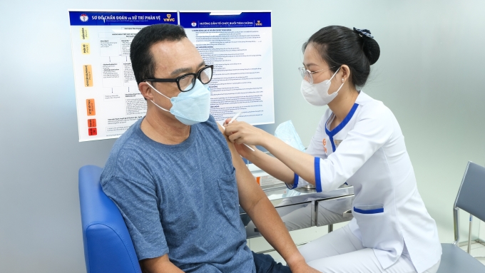 Người tiêm zona thần kinh tại Hệ thống Tiêm chủng VNVC. Ảnh: An Nhiên