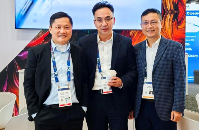 Ông Nguyễn Quốc Bảo (ngoài cùng bên phải) và các chuyên gia tim mạch tại TCT 2025. Ảnh: Elixir Medical