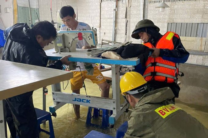 Anh Việt cùng dân quân địa phương kê máy may. Ảnh: Hữu Việt