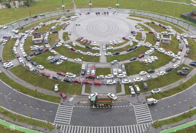 Người dân đưa xe đi đỗ tránh lũ. Ảnh: Võ Thạnh