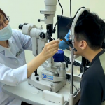 Hại mắt: Đeo kính áp tròng ban đêm sai cách làm giảm thị lực