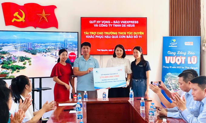 Đại diện các đơn vị tài trợ trao tượng trưng 297 triệu đồng để Trường THCS Túc Duyên tái thiết sau bão. Ảnh: Diệu Hương