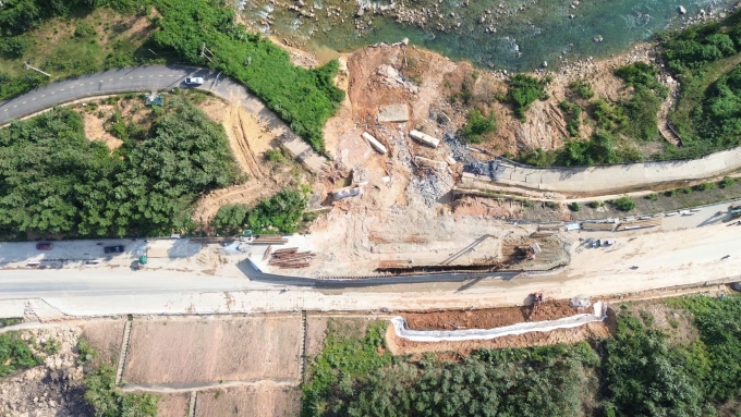 ĐIểm sạt lở gây hư hỏng nền đường cao tốc La Sơn - Hòa Liên và đường tỉnh 601. Ảnh: Báo Xây dựng