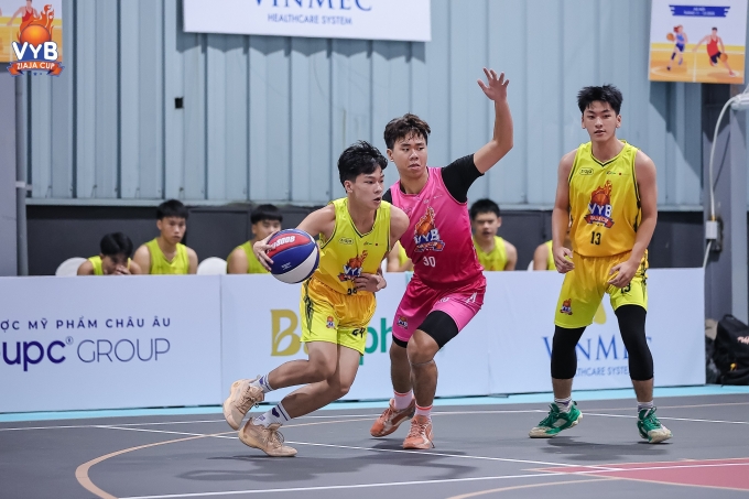 Việt Đức (áo vàng) chính thức điền tên vào vòng tứ kết. Ảnh: VYB