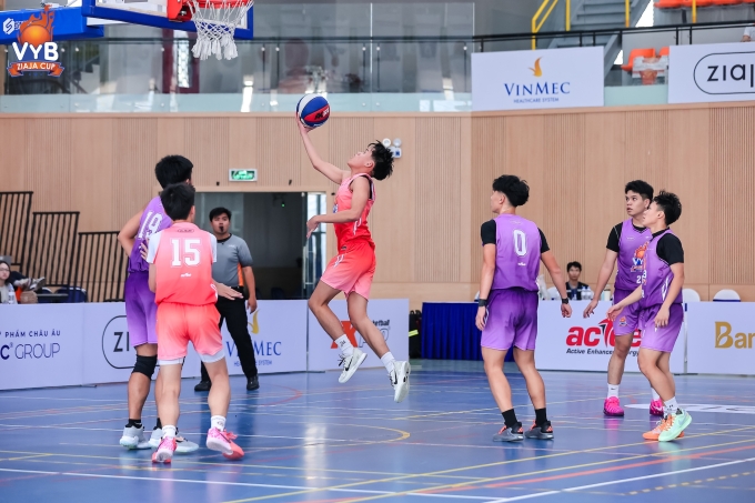 Pha lên rổ của Đỗ Thế Bình (áo hồng) của THPT Vinschool The Harmony trong trận tứ kết gặp THPT Alpha. Ảnh: VYB