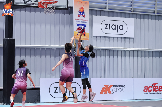 Pha tranh chấp bóng giữa đội Nguyễn Trãi - Ba Đình (áo xanh) với đội Đoàn Kết - Hai Bà Trưng (áo tím). Ảnh: VYB