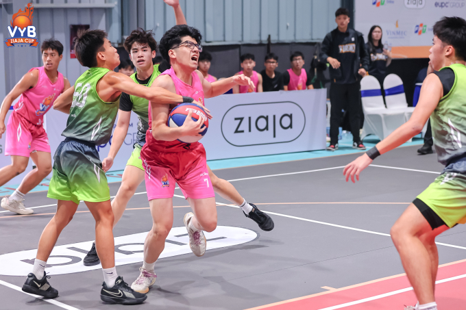 Chuyên ĐHSP và Phan Huy Chú chơi hết mình dù đã bị loại. Ảnh: VYB