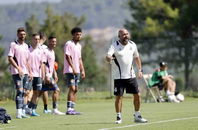 Manolo chỉ đạo cầu thủ Espanyol trên sân tập. Ảnh: RCD Espanyol