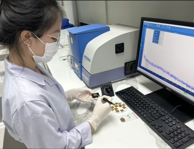 Nhung trong một buổi làm thực nghiệm tại phòng thí nghiệm của Viện Nghiên cứu Nano, Đại học Phenikaa. Ảnh: Nhân vật cung cấp