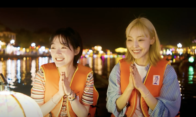 Cảnh hai nhân vật chính thả đèn hoa đăng trên sông Hoài, ở tập tám As You Stood By. Ảnh: Netflix