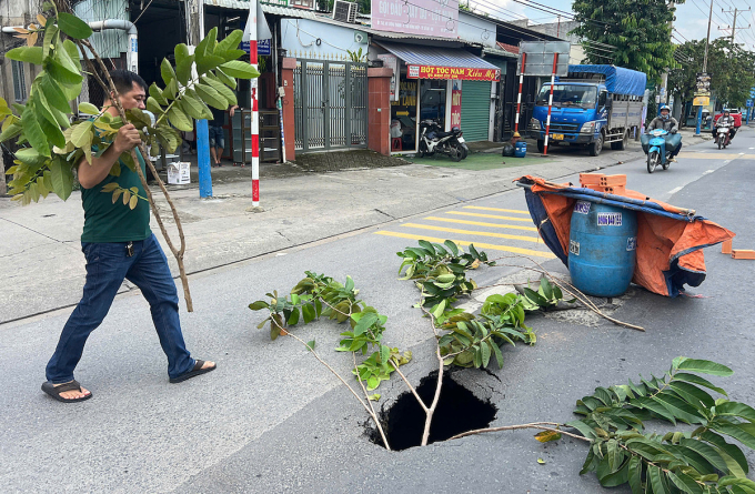 Người dân đặt cảnh báo người đi đường. Ảnh: Thái Hà