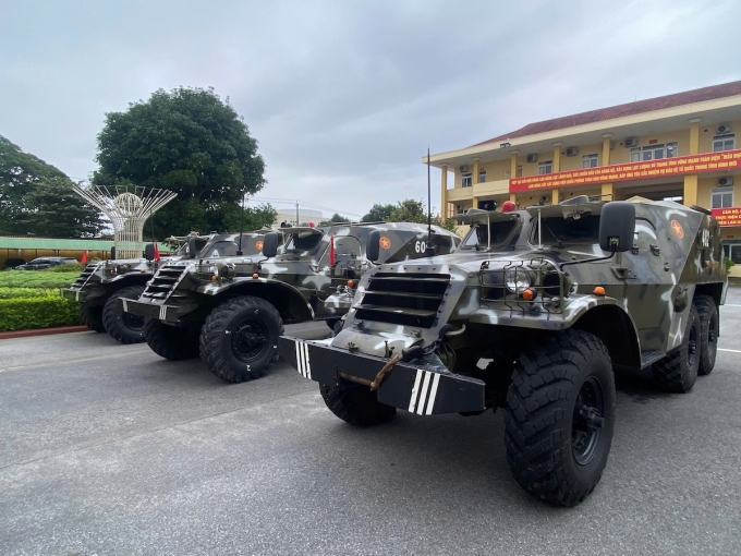 Xe thiết giáp lội nước được điều đến Quảng Ngãi để hỗ trợ người dân trong trường hợp khẩn cấp. Ảnh: Phạm Linh