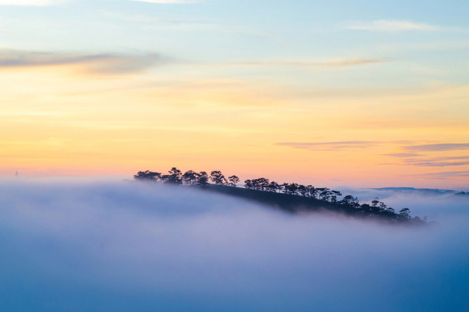 Sương sớm hòa cùng mây trên đồi Đa Phú. Ảnh: Vũ Ngọc Thiện