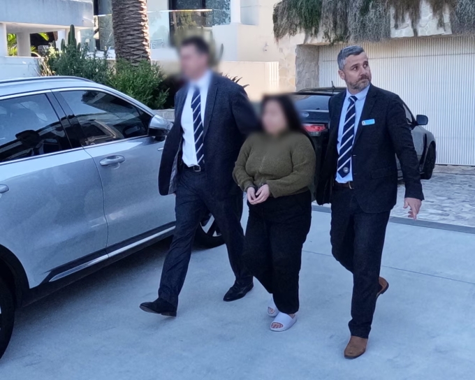 Cảnh sát Australia áp giải Thi Ta ngày 13/11 ở phía đông Sydney. Ảnh: NSW Police