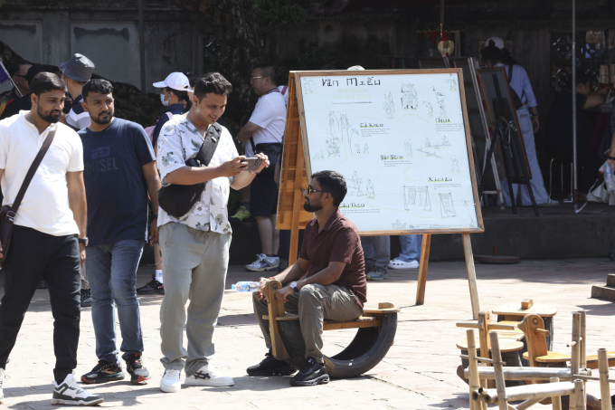 Du khách Ấn Độ tới Việt Nam, tham quan Văn Miếu, nhà tù Hỏa Lò. Ảnh: Giang Huy