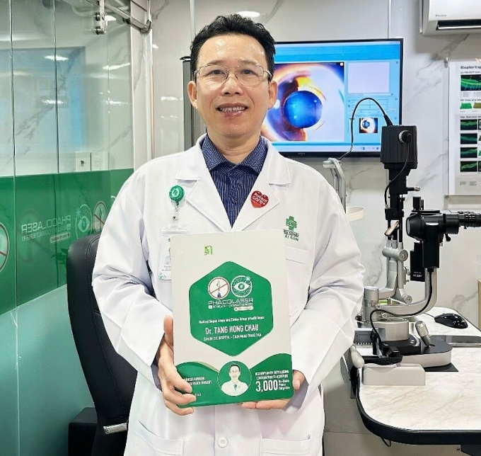 BSCKII Tăng Hồng Châu nhận huy chương Ghi nhận đóng góp xuất sắc vào cột mốc 3.000 lượt phẫu thuật Phaco không dao của MSG. Ảnh: MSG