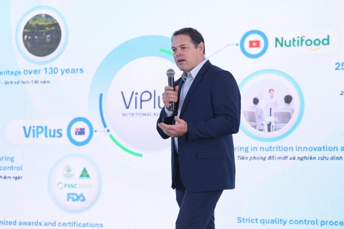 Ông Jon McNaught - CEO ViPlus Dairy phát biểu tại sự kiện. Ảnh: Nutifood