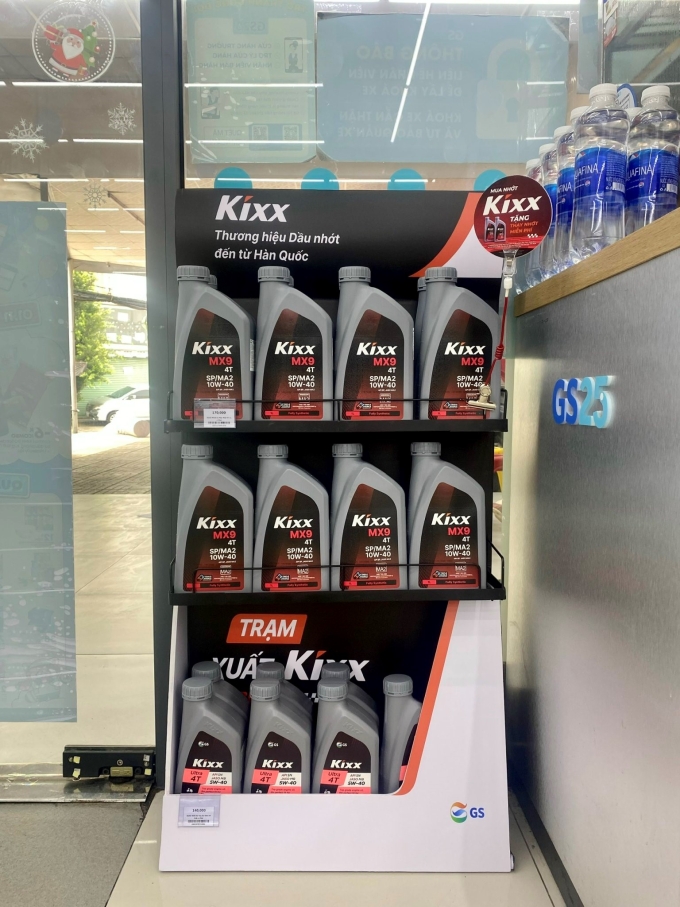 Hai sản phẩm dầu nhớt dành cho xe máy được bày bán tại quầy hàng GS25. Ảnh: Kixx